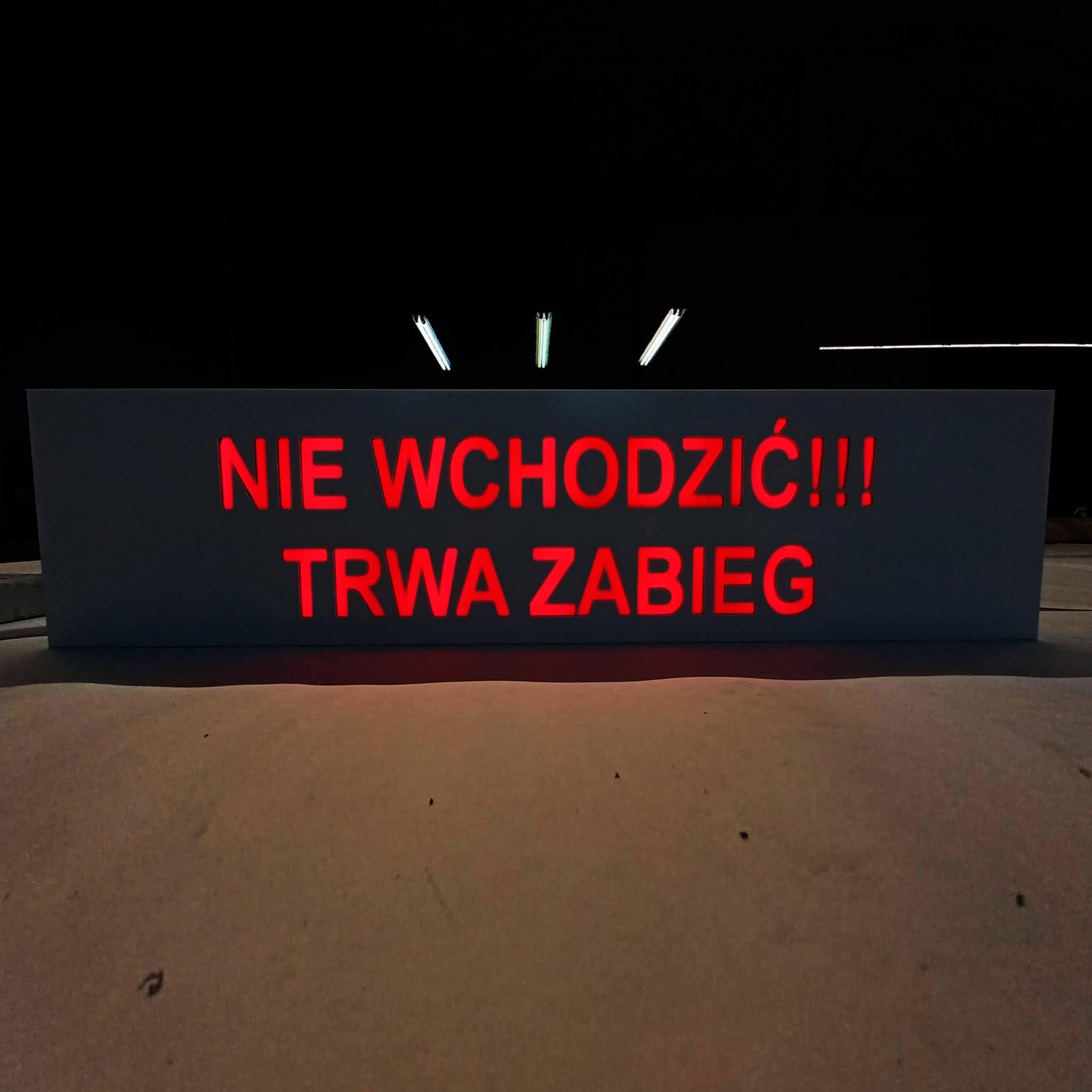 Kaseton Reklamowy Dibond Kolorowe Napisy LED Płaski Czarny Biały Mat Połysk