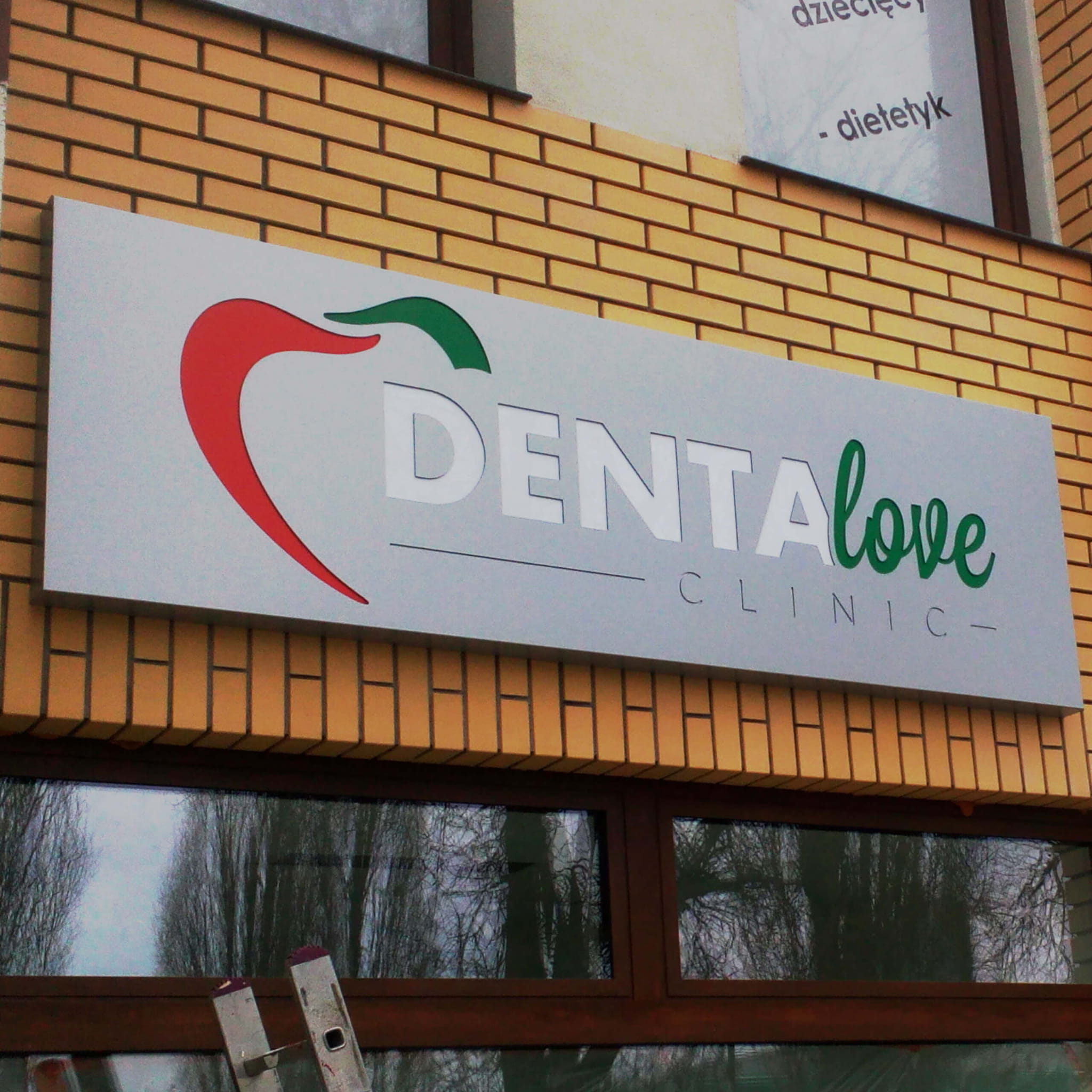 Kaseton Reklamowy Dibond Kolorowe Napisy LED Płaski Dowolny Kolor Mat Połysk