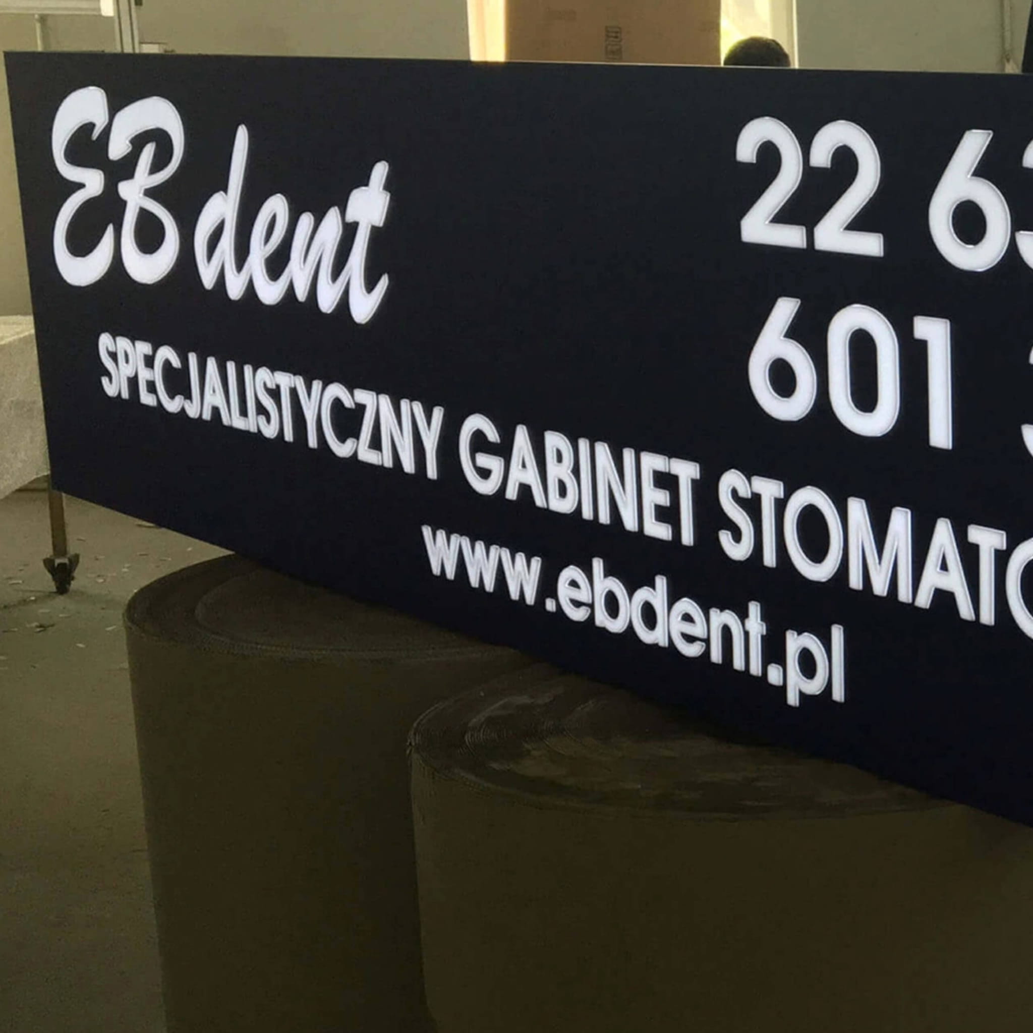 Kaseton Dibond Wypukłe Litery Białe Napisy LED Czarny Biały Mat Połysk