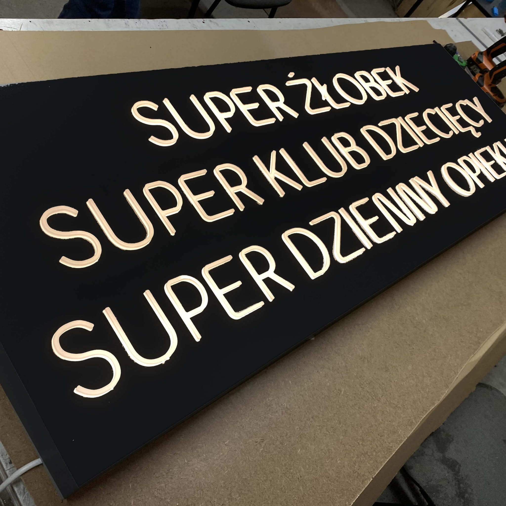 Kaseton  Dibond Przestrzenne Litery Białe Napisy LED Czarny Biały Mat Połysk