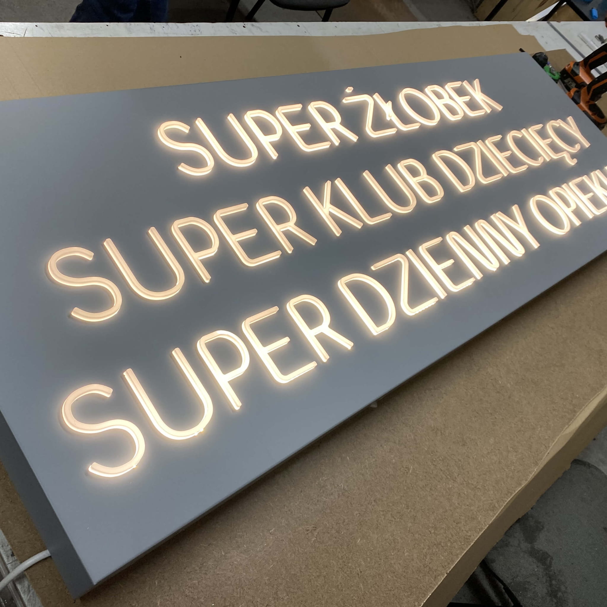 Kaseton Dibond Przestrzenne Litery Kolorowe Napisy LED Dowolny Kolor Mat Błysk